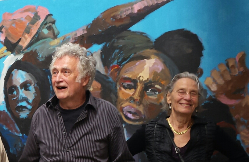 Prof. Dr. Wolfgang Vogt und Ortrun Venth-Vogt bei der Eröffnungsrede in Pampin vor dem Bild „da vorne“